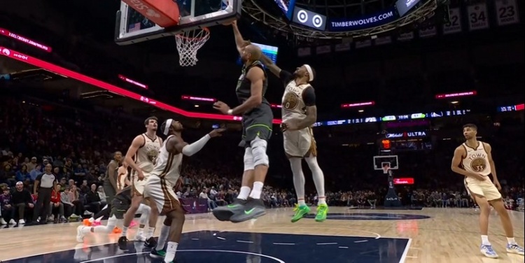 九游体育地址-翻江倒海！戈贝尔轻松揽下前场板 随后单臂暴扣打进还要加罚