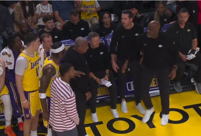 九游体育app登录-湖人危机四伏：范德彪与雷迪克口角内讧 蒂耶罗被打伤回更衣室|雷霆|范德比尔特|三巨头|里夫斯|谢伊·吉尔杰斯-亚历山大_新浪体育_新浪新闻